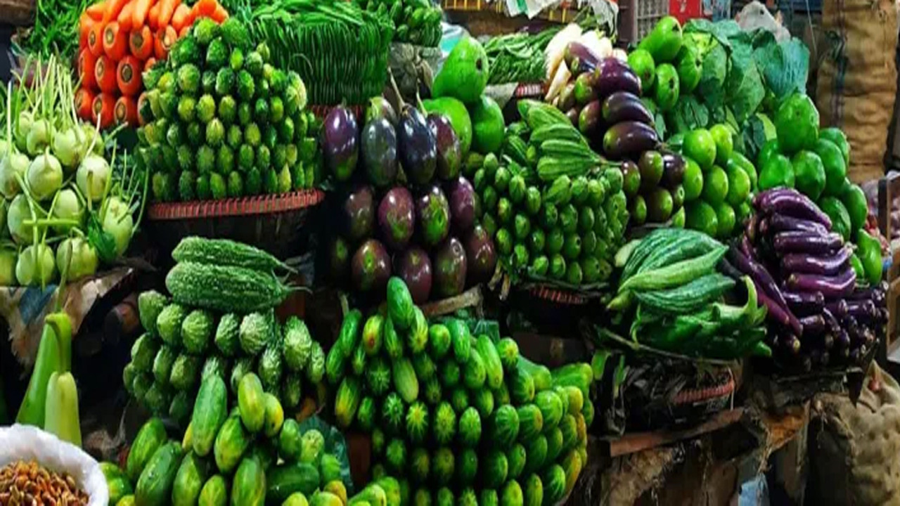 রংপুরের বাজারে কমেছে মুরগি-কাঁচা মরিচের দাম